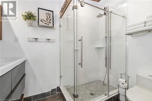 1420 Moss Glen Road, Burlington, ON - Indoor Photo Showing Bathroom