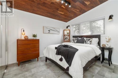 1420 Moss Glen Road, Burlington, ON - Indoor Photo Showing Bedroom