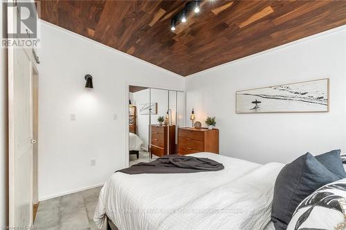 1420 Moss Glen Road, Burlington, ON - Indoor Photo Showing Bedroom