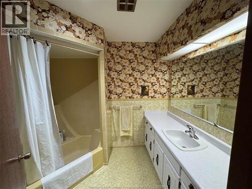 1239 Oxford & Lot 13 Oxford Avenue, Kingsville, ON - Indoor Photo Showing Bathroom