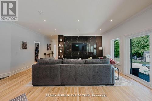 1856 Innisbrook Street, Innisfil, ON - Indoor Photo Showing Living Room