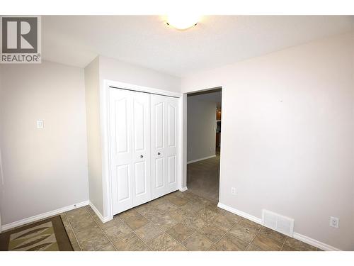 den area before you head into the open plan main living area - 312 Grouse Avenue, Vernon, BC - Indoor