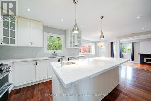 102 Crawford Rose Drive, Aurora, ON - Indoor Photo Showing Kitchen With Upgraded Kitchen
