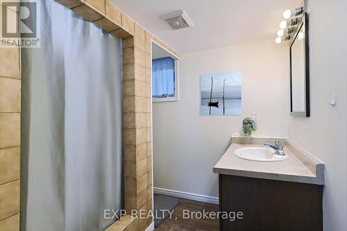 2 Roslyn Road, Barrie, ON - Indoor Photo Showing Bathroom