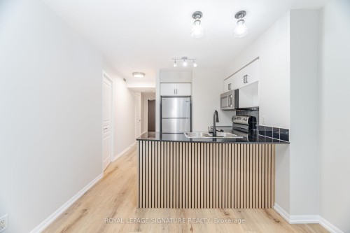 3112-18 Yonge Street, Toronto, ON - Indoor Photo Showing Kitchen