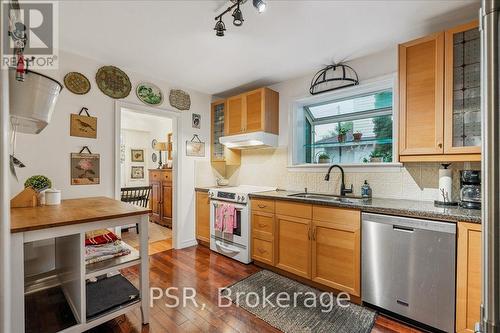 402 Willis Drive, Oakville, ON - Indoor Photo Showing Kitchen With Double Sink
