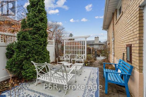 402 Willis Drive, Oakville, ON - Outdoor