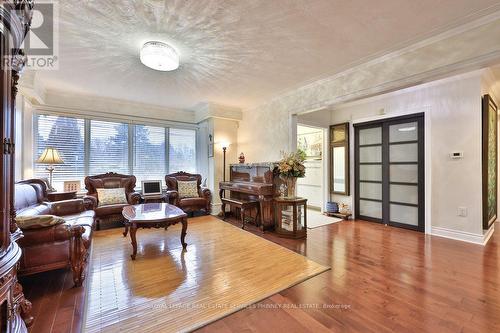 298 Burnhamthorpe Road, Toronto, ON - Indoor Photo Showing Living Room