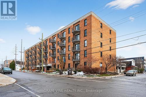 102 - 50 BURNSIDE AVENUE  Ottawa, ON K1Y 2M2
