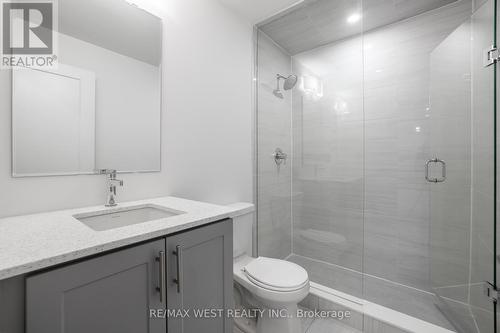 28 - 20 Lytham Green Circle, Newmarket, ON - Indoor Photo Showing Bathroom