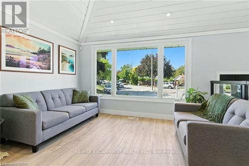 19 Wallace Place, Haldimand, ON - Indoor Photo Showing Living Room