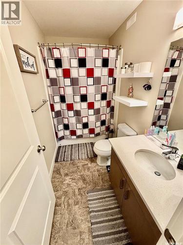 7989 Canola Avenue, Regina, SK - Indoor Photo Showing Bathroom