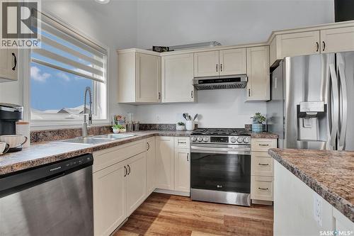 228 Floyd Court, Warman, SK - Indoor Photo Showing Kitchen With Double Sink With Upgraded Kitchen