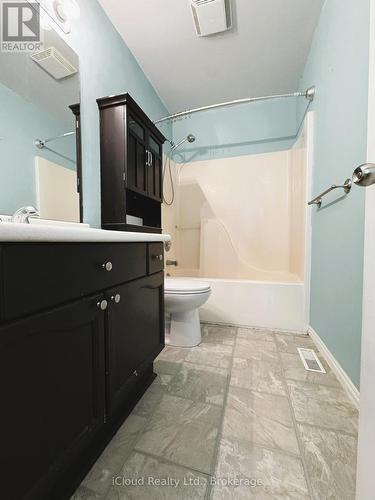 20 Daybreak Drive, London East, ON - Indoor Photo Showing Bathroom