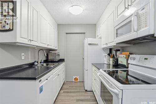 202 802B Kingsmere Boulevard, Saskatoon, SK - Indoor Photo Showing Kitchen