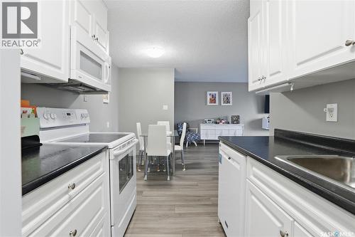 202 802B Kingsmere Boulevard, Saskatoon, SK - Indoor Photo Showing Kitchen