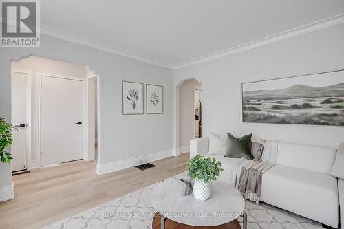 397 Bartos Drive, Oakville (Co Central), ON - Indoor Photo Showing Living Room