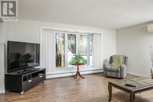 371 Maple Avenue, Deseronto (Deseronto (Town)), ON - Indoor Photo Showing Living Room