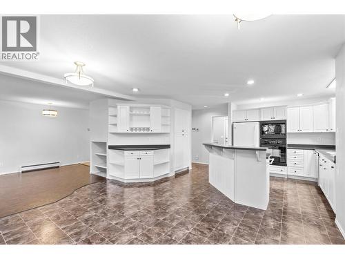 3932 Lakevale Place, Kelowna, BC - Indoor Photo Showing Kitchen