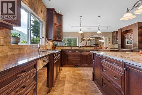 1480 Nighthawk Drive, Castlegar, BC - Indoor Photo Showing Kitchen With Upgraded Kitchen
