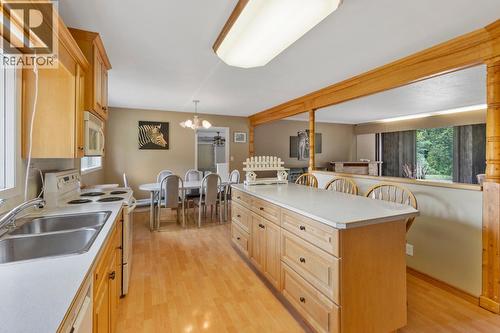 1480 Nighthawk Drive, Castlegar, BC - Indoor Photo Showing Kitchen With Double Sink