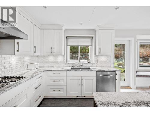 3885 Miller Road, Kelowna, BC - Indoor Photo Showing Kitchen With Upgraded Kitchen