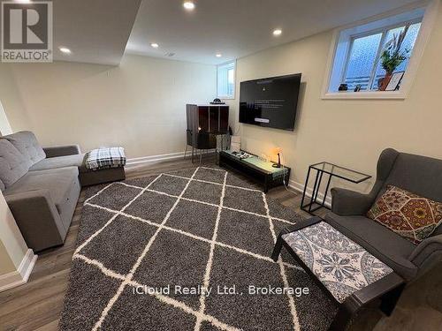 521 Honeylocust Avenue, Ottawa, ON - Indoor