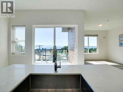 401-7175 Duncan Street, Powell River, BC - Indoor Photo Showing Kitchen With Double Sink