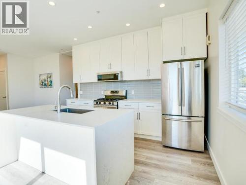 401-7175 Duncan Street, Powell River, BC - Indoor Photo Showing Kitchen With Upgraded Kitchen