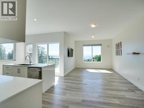 401-7175 Duncan Street, Powell River, BC - Indoor Photo Showing Kitchen