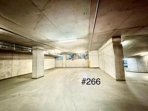 Garage - 410-1155 Rue De La Montagne, Montréal (Ville-Marie), QC - Indoor Photo Showing Garage