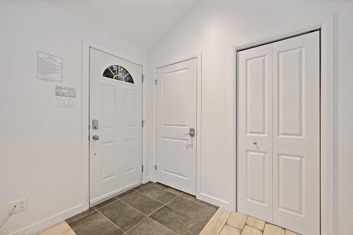 Hall d'entrée/Vestibule - 232 Ch. Des Monarques, Amherst, QC - Indoor Photo Showing Other Room