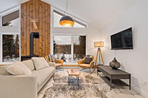 Salon - 232 Ch. Des Monarques, Amherst, QC - Indoor Photo Showing Living Room