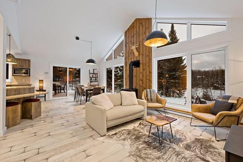 Salon - 232 Ch. Des Monarques, Amherst, QC - Indoor Photo Showing Living Room