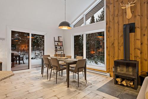 Salle à manger - 232 Ch. Des Monarques, Amherst, QC - Indoor Photo Showing Dining Room With Fireplace