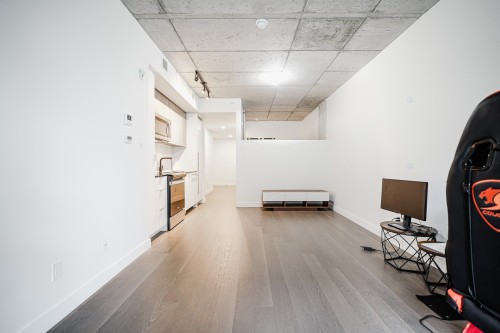 Salon - 224-200 Boul. Marcel-Laurin, Montréal (Saint-Laurent), QC - Indoor