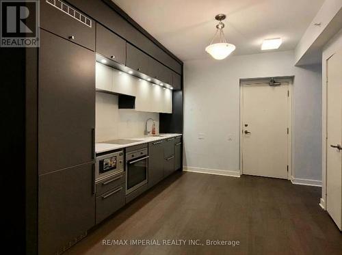907 - 15 Grenville Street, Toronto, ON - Indoor Photo Showing Kitchen