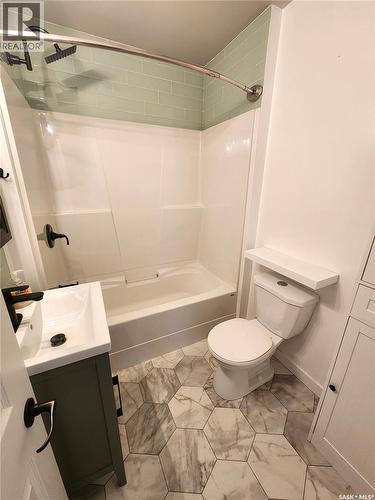 1533 Young Street, Estevan, SK - Indoor Photo Showing Bathroom