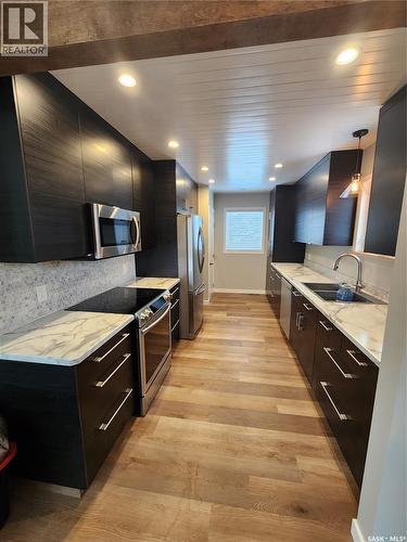 1533 Young Street, Estevan, SK - Indoor Photo Showing Kitchen With Double Sink With Upgraded Kitchen
