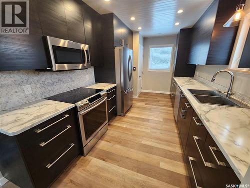 1533 Young Street, Estevan, SK - Indoor Photo Showing Kitchen With Double Sink With Upgraded Kitchen