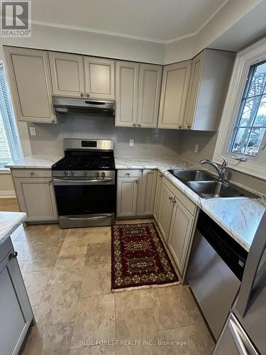 19 Constable Upper Street, London North (North I), ON - Indoor Photo Showing Kitchen With Double Sink