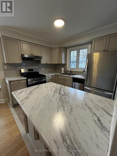19 Constable Upper Street, London North (North I), ON - Indoor Photo Showing Kitchen With Double Sink