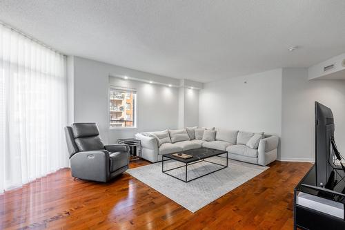 Living room - 1102-3855 Boul. De Chenonceau, Laval (Chomedey), QC - Indoor Photo Showing Living Room