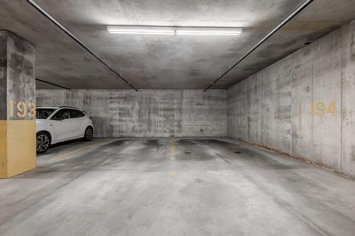 Garage - 1102-3855 Boul. De Chenonceau, Laval (Chomedey), QC - Indoor Photo Showing Garage