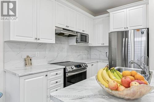 72 Finegan Circle, Brampton, ON - Indoor Photo Showing Kitchen With Stainless Steel Kitchen With Upgraded Kitchen