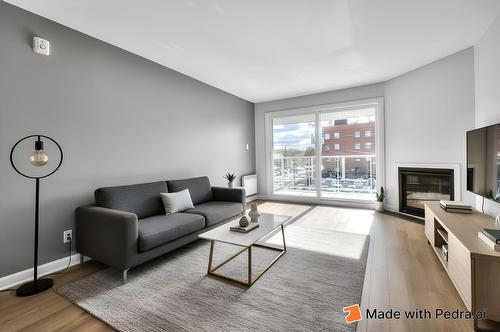 Salon - 304-2420 Rue Henriette-Céré, Longueuil (Saint-Hubert), QC 