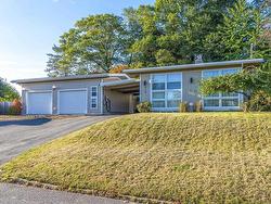 6 Lavinia Street  Kentville, NS B4N 1V7