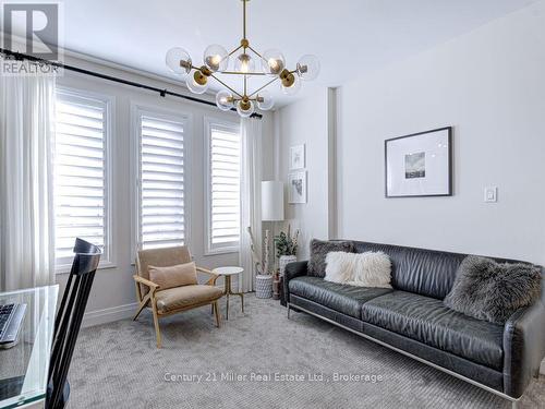 517 Kennedy Circle W, Milton (Cb Cobban), ON - Indoor Photo Showing Living Room