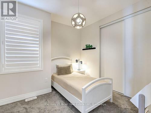 517 Kennedy Circle W, Milton (Cb Cobban), ON - Indoor Photo Showing Bedroom