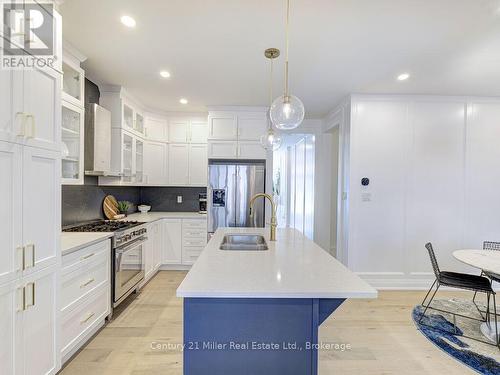 517 Kennedy Circle W, Milton (Cb Cobban), ON - Indoor Photo Showing Kitchen With Double Sink With Upgraded Kitchen